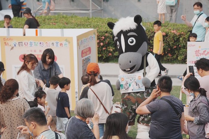 城市吉祥物-歐米馬-與大小朋友熱情互動。（台中市政府提供）