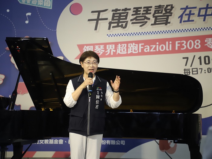 文化局陳佳君局長介紹千萬名琴-法吉歐利。（臺中市文化局、中捷提供）