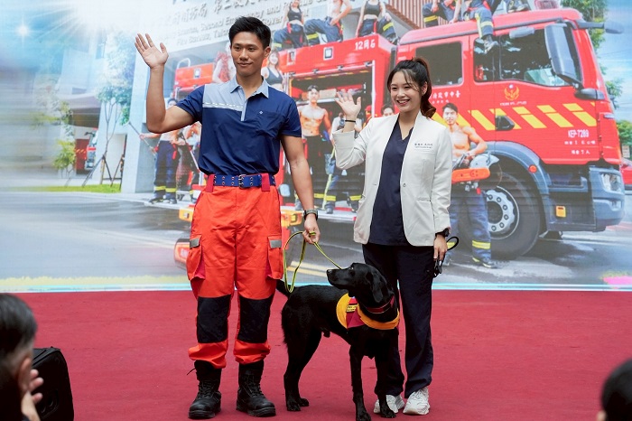 此次除警消-義消外-獸醫師-搜救犬也參與拍攝。（中市府消防局提供）