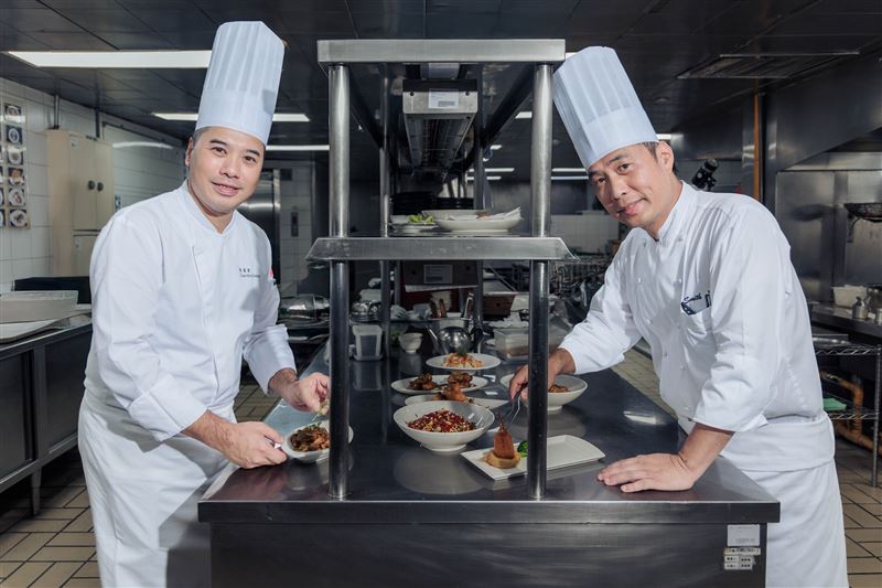漂亮廣式海鮮餐廳主廚盧俊源(右) 與港灣壹號行政中餐總廚陳漢章(左) 再度攜手合作。（圖／飯店旅宿業者提供）