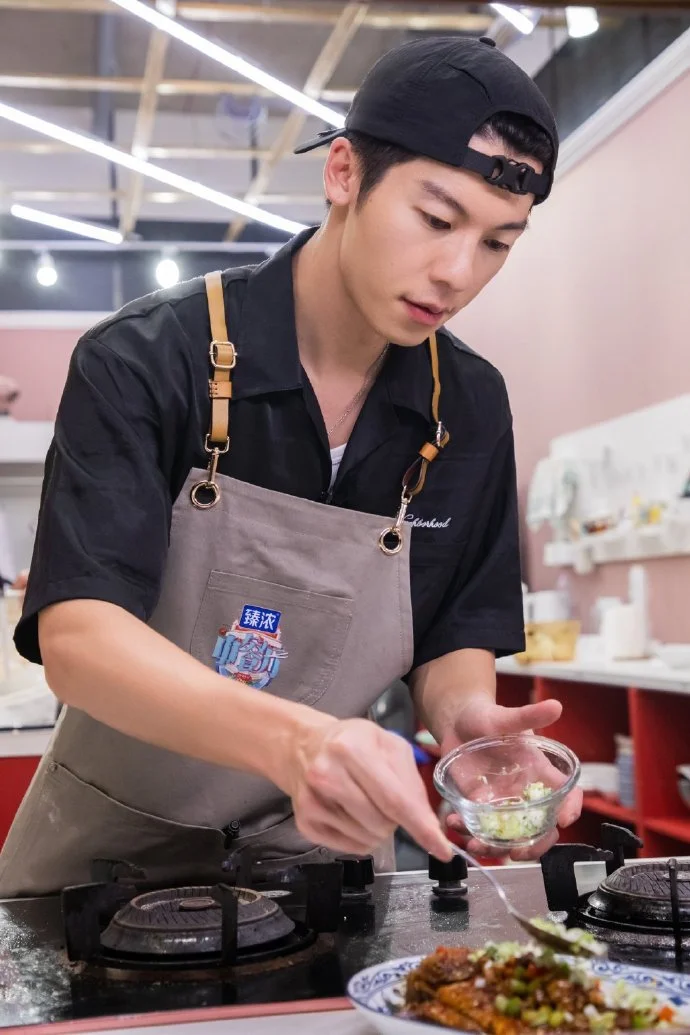 許光漢《中餐廳7》喝冰美式1動作爆紅！台灣網友笑翻：正港台灣人