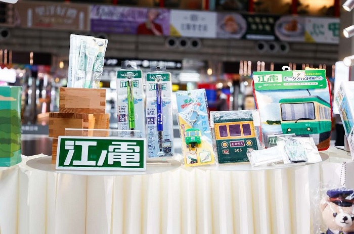 「江之島電鐵」帶來多款限定周邊商品。（圖/台鐵提供）