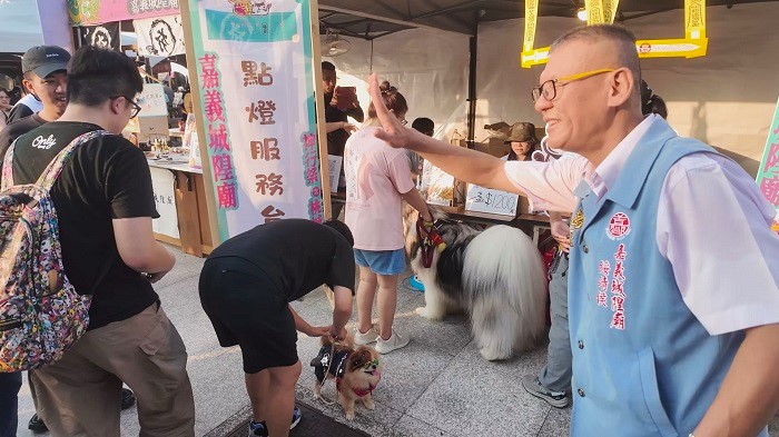 總幹事葛永樂表示,若寵物不慎走失,拾獲者可透過掃描吊飾,讀取飼主預先登錄的姓名及聯絡電話等資訊,增加協助寵物返家的機會。(圖/嘉義城隍廟提供)