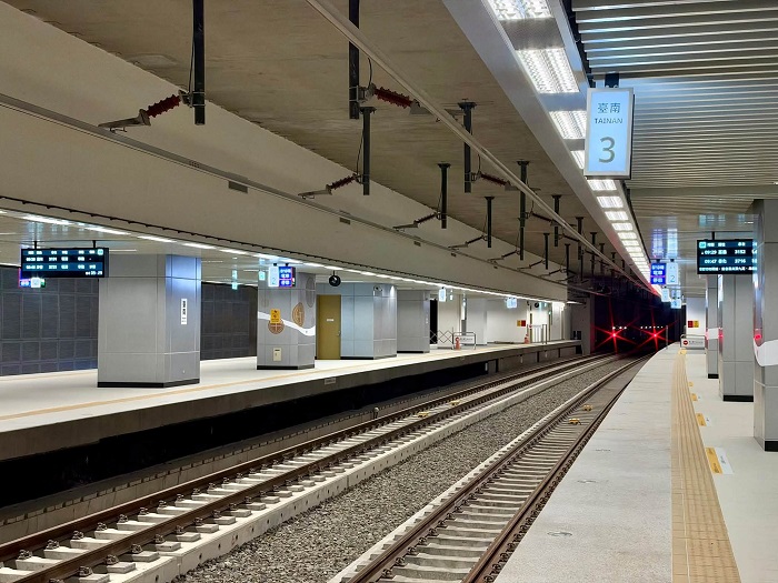 新臺南車站採地下化設計，整合行車控制、中央監控、隧道通風及消防等系統，提升營運安全及應變效能。（取自台南式 Tainan Style﻿臉書）