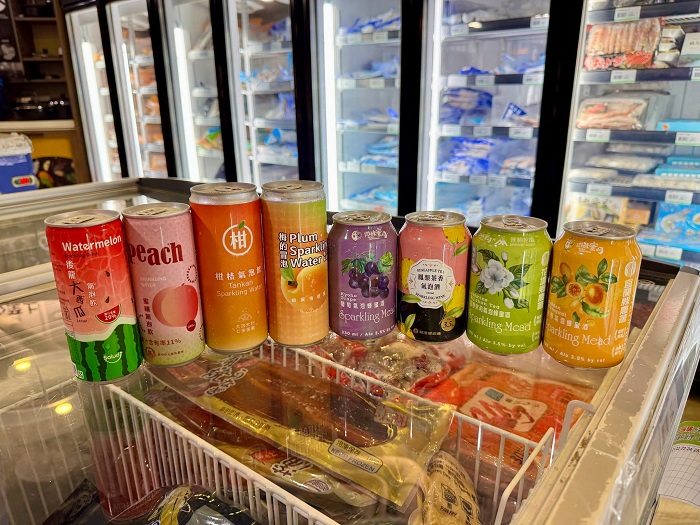 「台味金曲之夜」現場免費供應各農會含酒精及無酒精的特色飲品。未滿18歲禁止飲酒。（圖片提供／農業部）