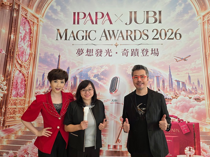 智必立創辦人李慧芳 Judy（中） ，帶來喜訊，JUBI Plasma 剛剛贏得在法國羅浮宮舉辦、有美容界奧斯卡之稱的第 12 屆「Cosmetic 360」品牌 零售業類別的世界首獎！（圖：IPAPA）