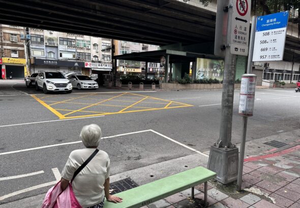 北市近六成公車站無候車亭 陳怡潔獻策：結合路樹推候車降溫計畫
