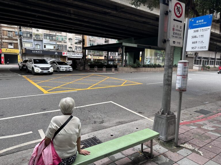 北市近六成公車站無候車亭 陳怡潔獻策：結合路樹推候車降溫計畫
