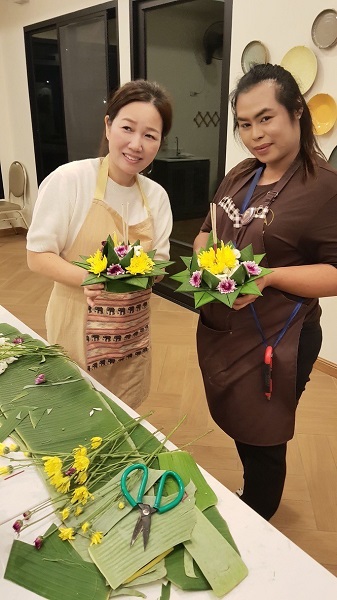 長榮旅行社總經理徐若婷體驗親手做水燈。。（圖/長榮旅行社提供）